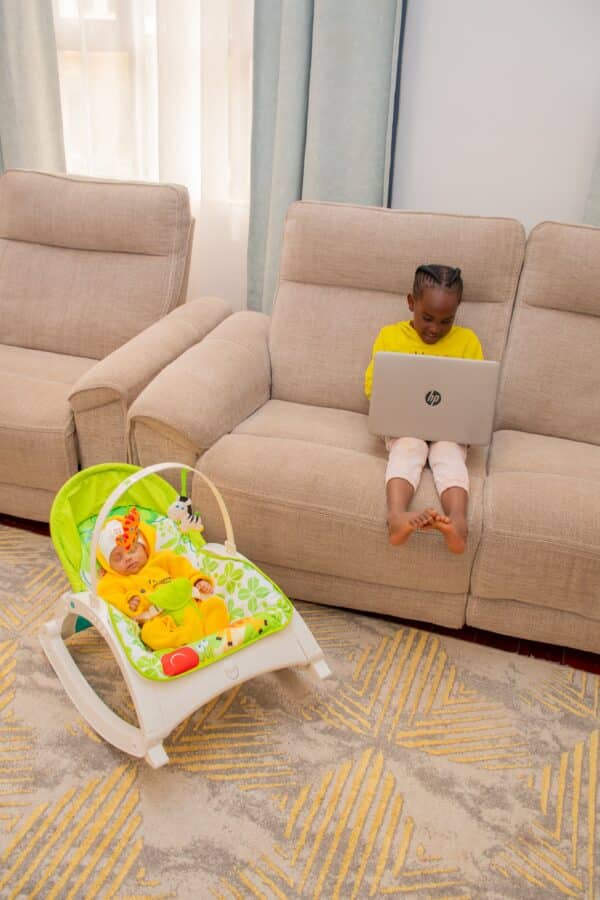 Portable Rocker for Newborns with Feeding Table - Green - Image 14