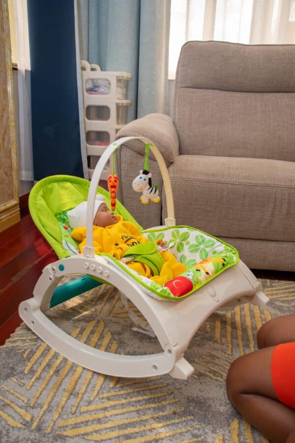 Portable Rocker for Newborns with Feeding Table - Green