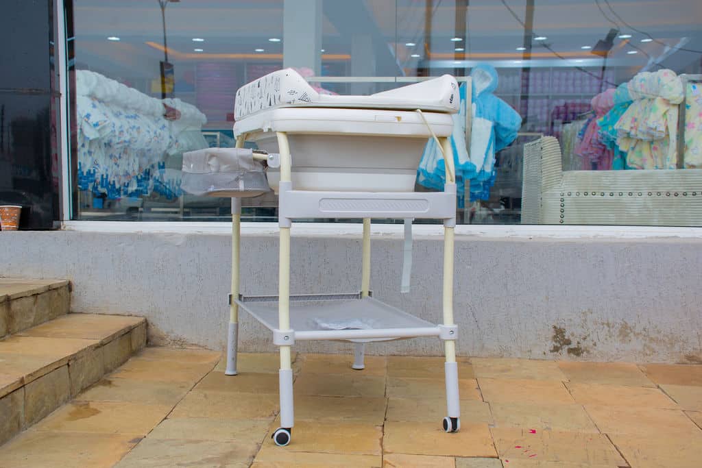 Foldable Baby Bath Station with Changing Mat, Storage Shelf & Lockable Wheels - Image 4