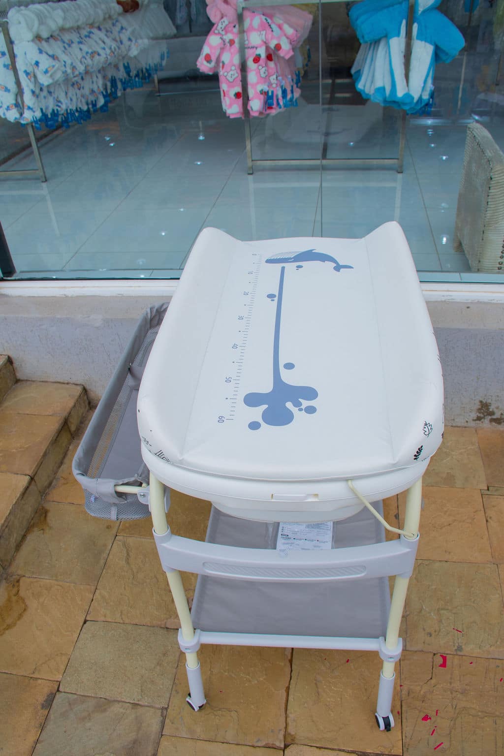 Foldable Baby Bath Station with Changing Mat, Storage Shelf & Lockable Wheels - Image 3