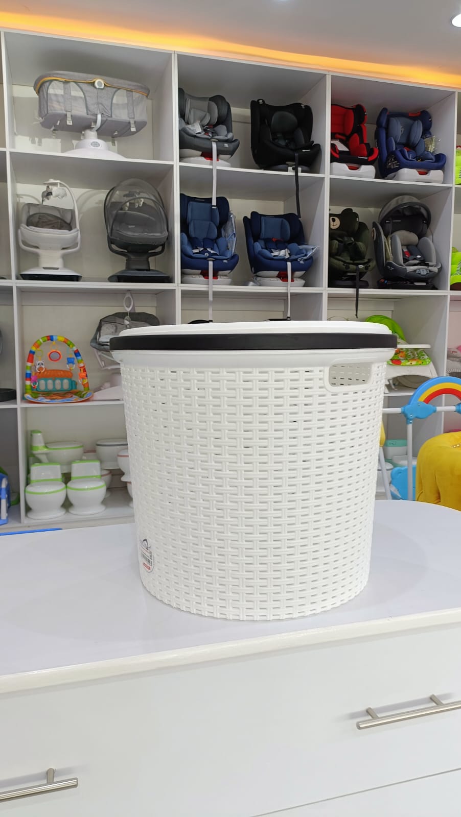 Large Plastic Laundry Basket with Lid – Woven Style Baby Clothes Storage Hamper (Dust-Proof & Ventilated)